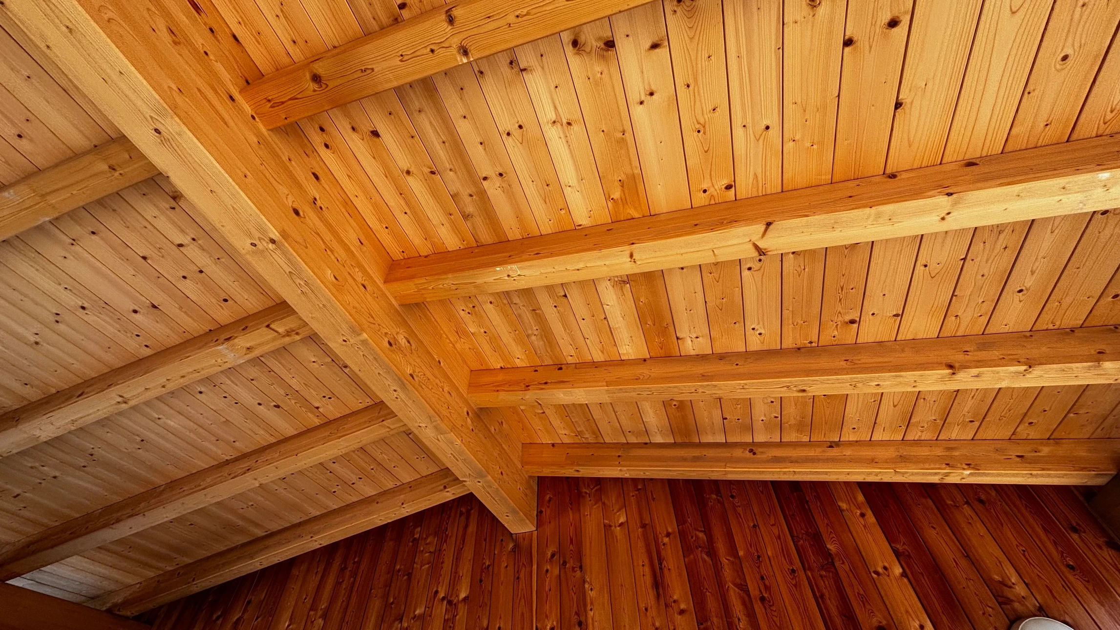 Chantier de construction extérieur avec ouvriers assemblant une charpente en bois